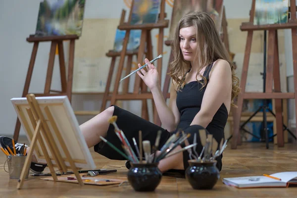 Artist Woman Sits Floor Paints Art Studio — 스톡 사진