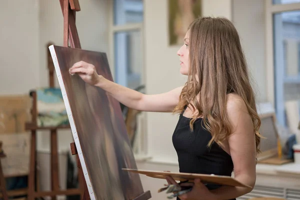 Woman Artist Draws Canvas Art Studio Profile Portrait — 스톡 사진