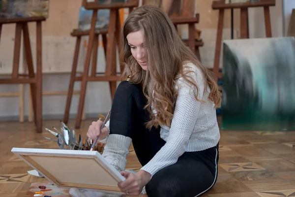 Retrato Una Artista Sentada Suelo Pintando Estudio Arte —  Fotos de Stock