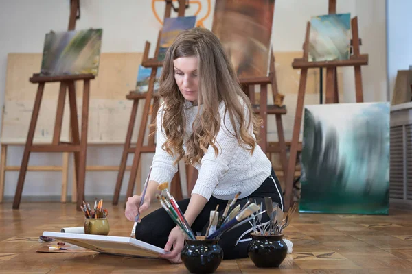 Retrato Uma Mulher Artista Sentada Chão Pintura Estúdio Arte — Fotografia de Stock