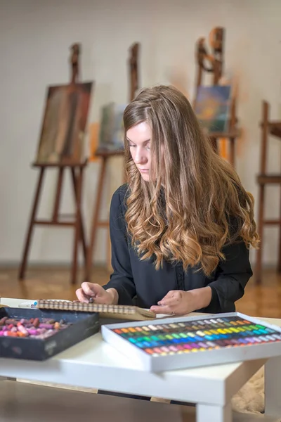 Portrait Une Femme Artiste Peinture Crayon Dans Studio Art — Photo