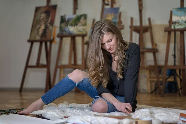 Portrait Woman Artist Sitting Floor Painting Art Studio — 스톡 사진