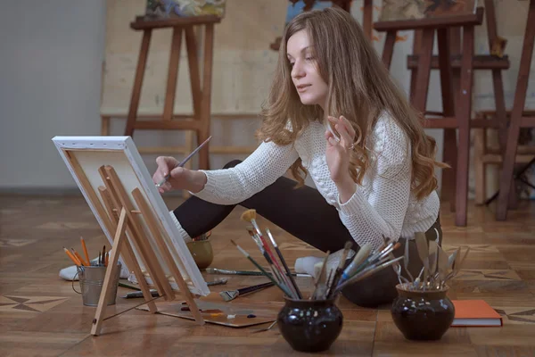 Portrait Woman Artist Sitting Floor Painting Art Studio — 스톡 사진