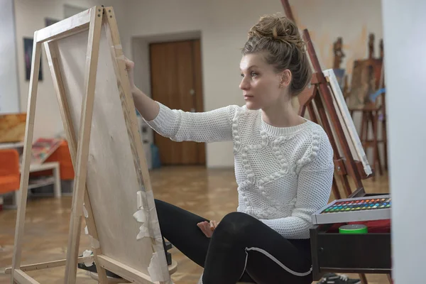 Retrato Una Mujer Artista Pintando Estudio Arte —  Fotos de Stock