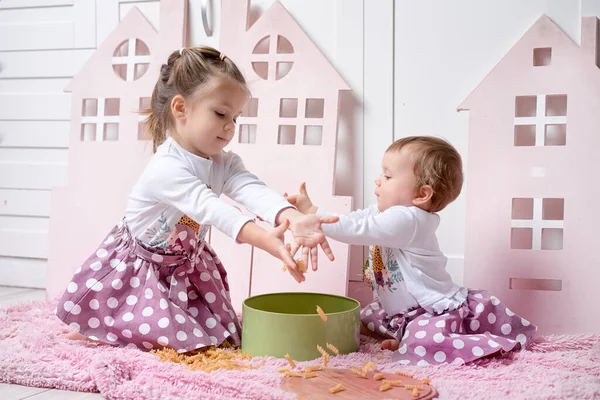 Duas Irmãs Anos Idade Meninas Senta Chão Cozinha Brinca Com — Fotografia de Stock