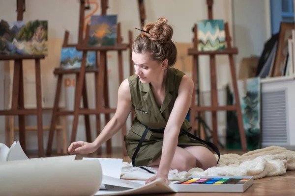 Portrait Woman Artist Crayon Painting While Sitting Floor Art Studio — 스톡 사진