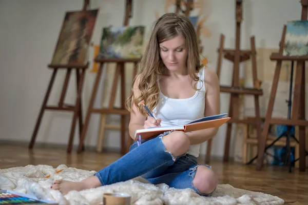 Portrait Woman Artist Painting While Sitting Floor Art Studio — 스톡 사진