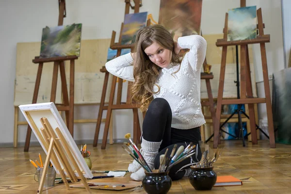 Mujer Artista Pinta Toca Sus Pelos Mientras Está Sentada Suelo — Foto de Stock