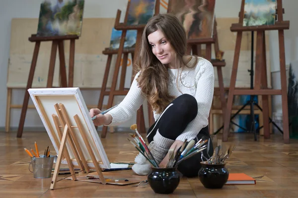 Bir Kadın Sanatçının Portresi Yerde Oturuyor Sanat Stüdyosunda Resim Yapıyor — Stok fotoğraf