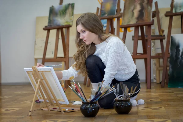 Bir Kadın Sanatçının Portresi Yerde Oturuyor Sanat Stüdyosunda Resim Yapıyor — Stok fotoğraf