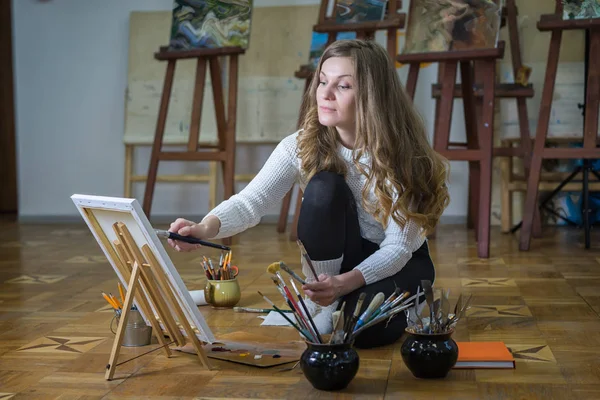 Retrato Una Artista Sentada Suelo Pintando Estudio Arte — Foto de Stock