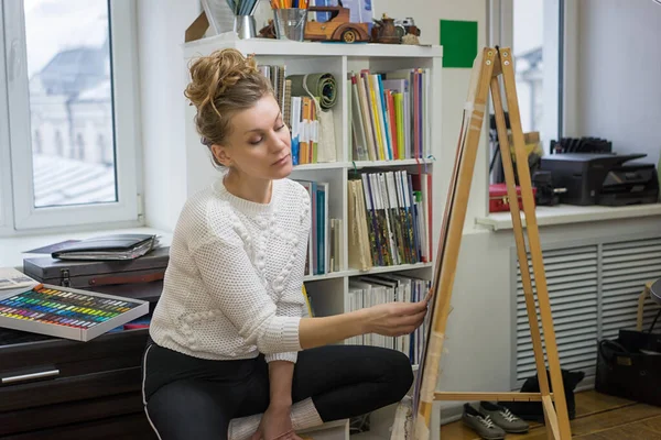 Porträt Einer Malerin Mit Buntstift Kunstatelier — Stockfoto