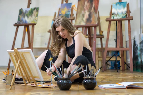 Portrait Une Femme Artiste Assise Sur Sol Peignant Dans Studio — Photo