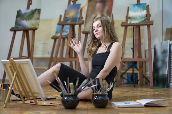 Retrato Uma Mulher Artista Sentada Chão Pintura Estúdio Arte — Fotografia de Stock