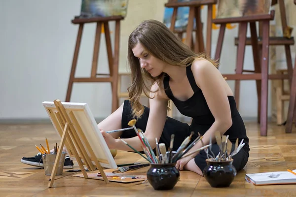Portrait Woman Artist Sitting Floor Painting Art Studio — 스톡 사진