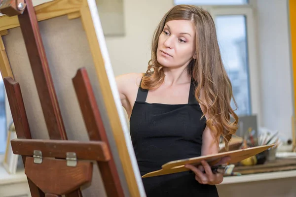 Femme Artiste Peint Tableau Dans Atelier Art Portrait Gros Plan — Photo