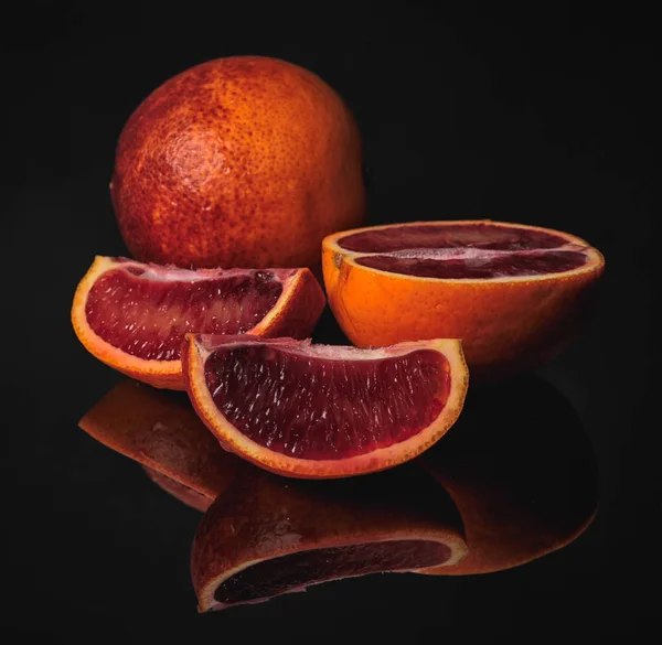 Naranjas Con Reflejos Aislados Sobre Fondo Negro Oscuro — Foto de Stock