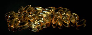 Siyah ayna yüzeyinde birçok balık yağı kapsülü ve siyah arkaplanda yansımalar var..