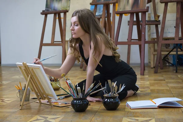 Kobieta Artysta Siedzi Podłodze Studio Sztuki Maluje Obraz — Zdjęcie stockowe