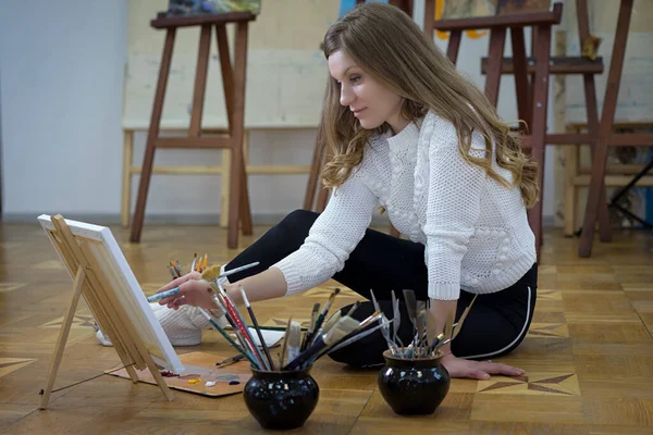 Mujer Artista Sienta Suelo Estudio Arte Pinta Cuadro — Foto de Stock