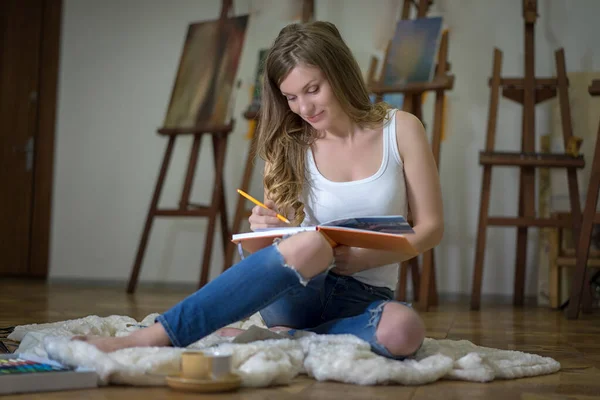 Mujer Artista Sienta Suelo Estudio Arte Pinta Lápiz Libro Bocetos — Foto de Stock