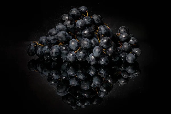 Sekelompok Anggur Hitam Gelap Atas Meja Cermin Gelap Dengan Refleksi — Stok Foto