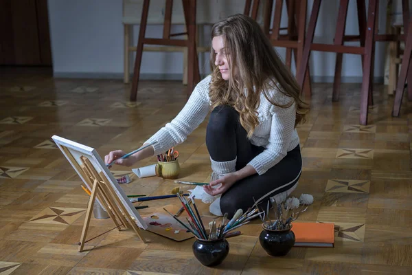 Woman Artist Sits Floor Dark Art Studio Paints Picture — Stock Photo, Image
