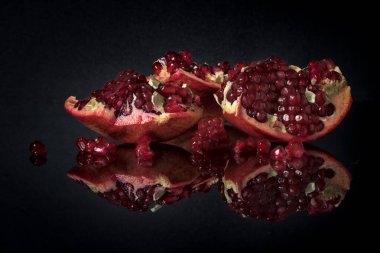 Koyu renkli ayna sehpasında yansıması olan kepek..