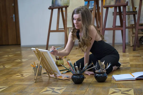 Kobieta Artysta Siedzi Podłodze Studio Sztuki Maluje Obraz — Zdjęcie stockowe