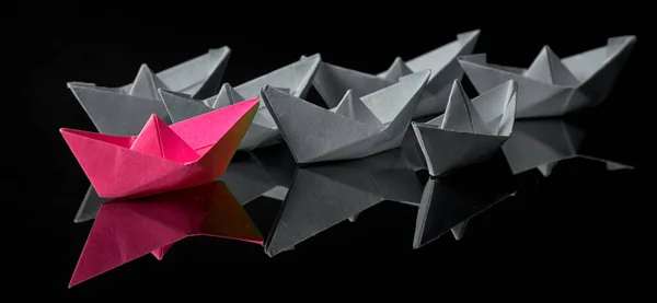 Оригами Бумажный Корабль Парусниками Лидерство Маркетинговая Концепция Социальные Медиа Влиятельные — стоковое фото