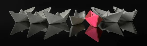 Оригами Бумажный Корабль Парусниками Лидерство Маркетинговая Концепция Социальные Медиа Влиятельные — стоковое фото