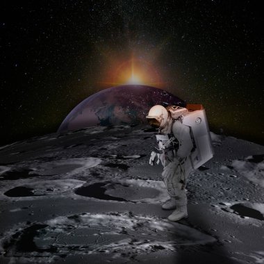 Astronot Ay yüzeyinde, uzay arka planında. Dünya gezegeni Ay 'ın yüzeyinden yükselir, kraterler ve arkasında güneş ışığı ile noktalanır. Bu görüntünün elementleri NASA tarafından desteklenmektedir.