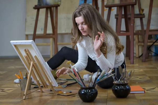 Femme Artiste Assis Sur Sol Dans Atelier Art Peint Une — Photo