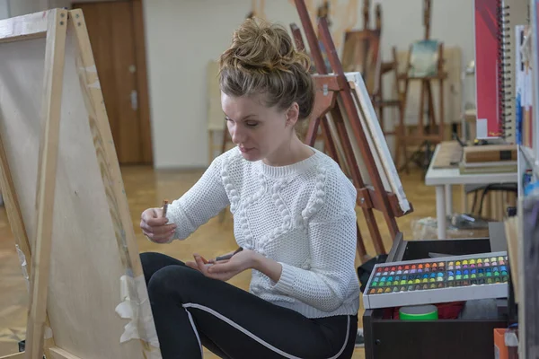 Femme Artiste Dans Atelier Art Peint Peinture Crayon Sur Toile — Photo