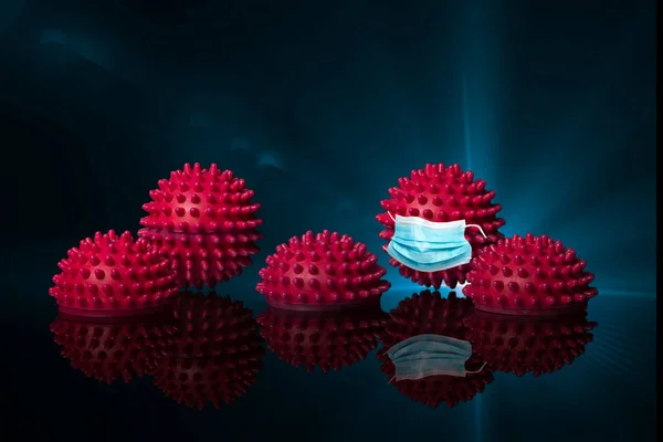 Covid Зображення Вірусів Блискучих Червоних Гумових Масажних Кульок Один Яких — стокове фото