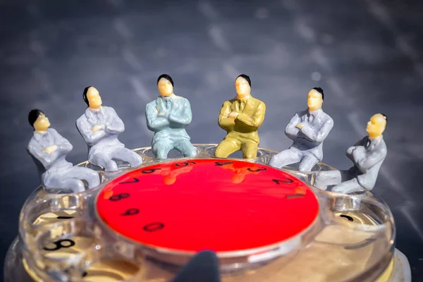 Yuvarlak Masa Toplantısındaki Adamlarının Minyatür Modeli Ekibi Iletişim Konsepti — Stok fotoğraf