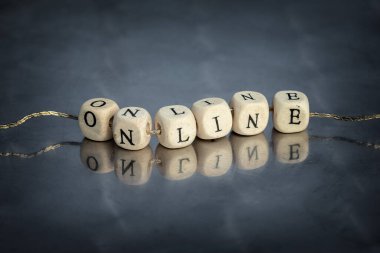 Tahta bloklar üzerine çevrimiçi metin e-ticaret işi konsepti. Yansımalı bir ipliğe dizilmiş kavramsal yazıtlar.