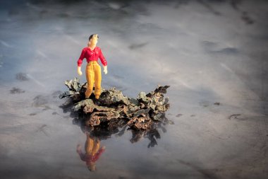 Yansıtıcı masada liken taşıyan bir kadının minyatür modeli. Seyahat kavramı.