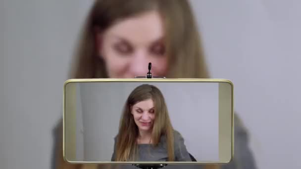 Retrato de artista mulher feliz no estúdio de arte mostra suas mãos sujas manchadas com tintas. Jovem blogueira online influenciadora ao vivo aula de arte de streaming. Copiar espaço para o seu texto na parte superior . — Vídeo de Stock