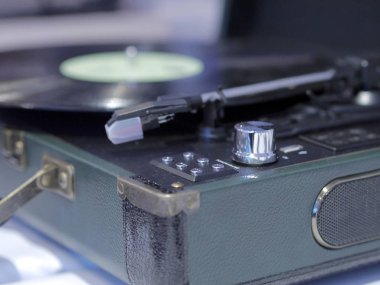 Vintage pikap oyuncu müzikal vinil kaydı ile.