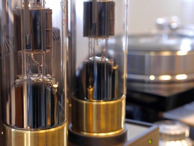 Lamba Hifi audiophile amplifikatör ve pikap.