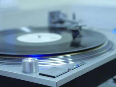 Klasik stereo pikap oyuncu müzikal vinil kaydı ile.