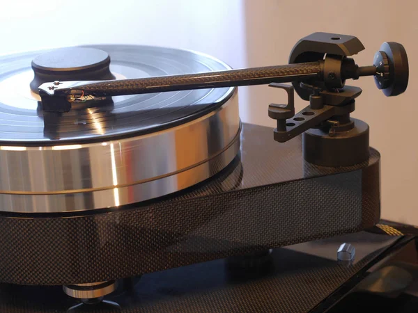 Reproductor de tocadiscos Audiophile HiFi con disco de vinilo musical . —  Fotos de Stock