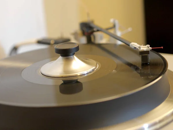 Reproductor de tocadiscos Audiophile HiFi con disco de vinilo musical . —  Fotos de Stock