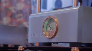 Audiophile Hifi amplifikatörü potansiyometre ile. Yakın çekim görünümü.
