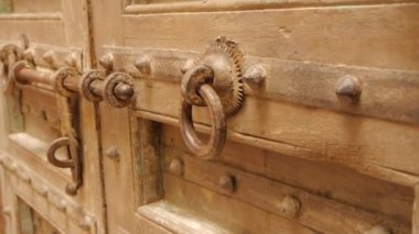 eski kapı paslı mandal ile.