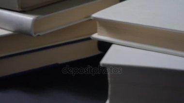 Katlanmış kitap yığınları.