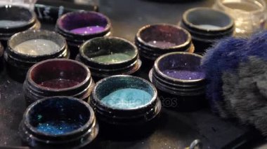 Makyaj paleti fırça ile. Makyaj üzerinde parlak parıltı.