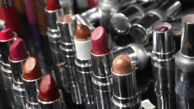 Birçok farklı renkli ruj.