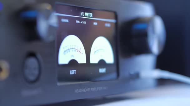 Amplificador de auriculares, mando de control de volumen, decibelios de medición . — Vídeo de stock